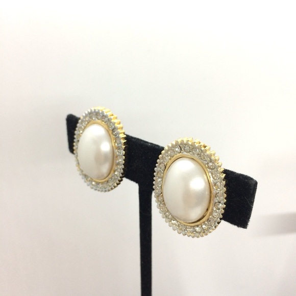 VINTAGE SPHINX PEARL RHINESTONE GOLD TONE OVAL LARGE CLIP ON STATEMENT EARRINGS - Picture 5 of 16